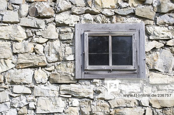Geschlossenes Fenster an der Steinmauer