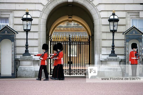 Palast bewacht ändernden Shift an Post  Buckingham Palace  London  England