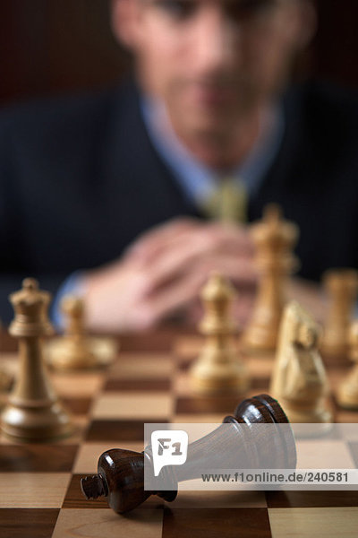 Geschäftsmann beim Schachspiel