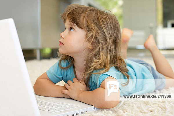 Junge Mädchen mit Laptop-Computer