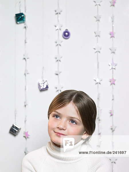 Porträt eines Kindes mit Weihnachtsschmuck
