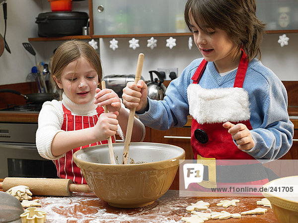Kinder machen Kekse