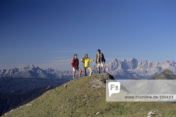 Drei Personen auf dem Gipfel des Berges