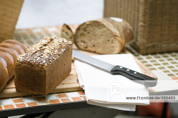 Brot und Messer auf dem Tisch