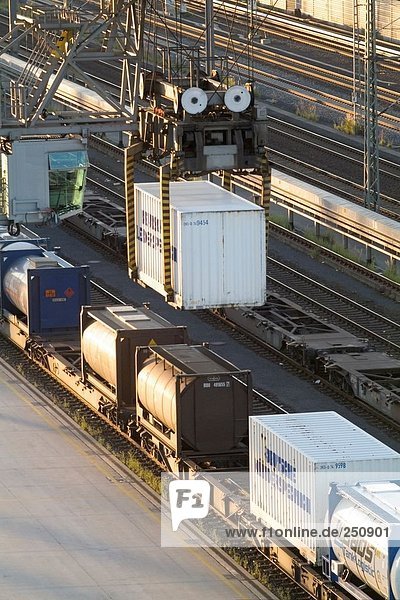 Krane laden Güterzug mit Frachtcontainer  Hamburg  Deutschland