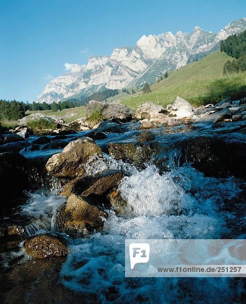 Landschaftlich schön landschaftlich reizvoll Europa Berg Bach Alpen Schweiz