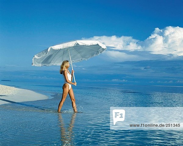 10165684  Frau  Pose  Ausrüstung  Requisiten  Sonnenschirm  Strand  Meer  Bad weiß  weiße Kleid  Urlaub  Urlaub