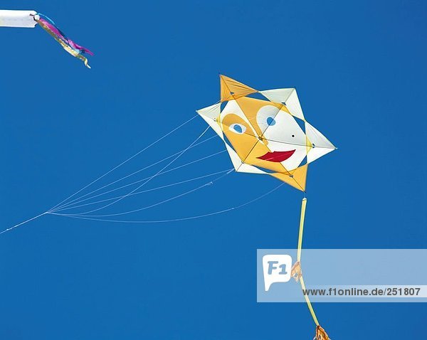 10422272  Antenne  Drachen  Segelfliegen  Drache  Kite  Überblick  blau  Drachen  Drachen  Hobby  fliegen  Gesicht  Himmel  Sonne