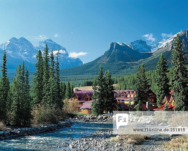 Nationalpark Helligkeit Berg Wohnhaus Gebäude fließen Fluss Nordamerika Alberta Banff Kanada