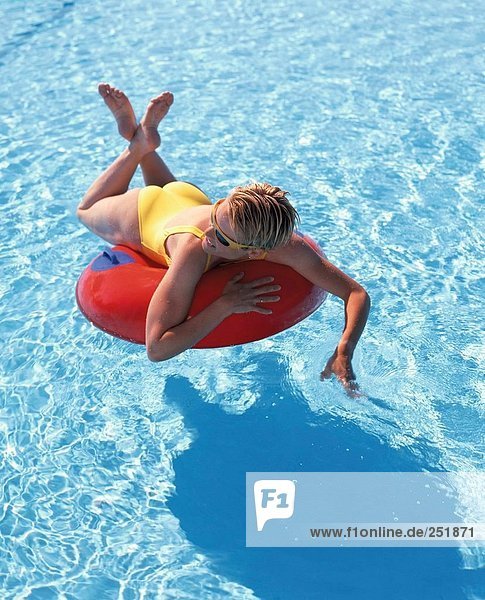 Frau Urlaub Entspannung Sommer baden rot
