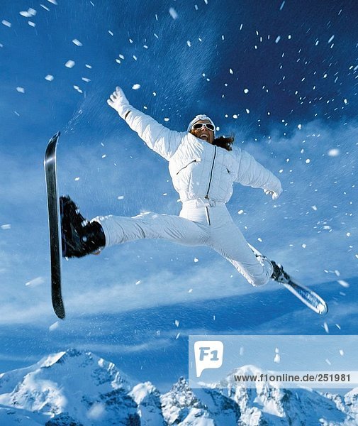 10550448  Wintersport  Sport  Ski  Winter  Sport  Beingratsche  Berge  Carving Ski  Frau  Schweiz  Europa  Ski