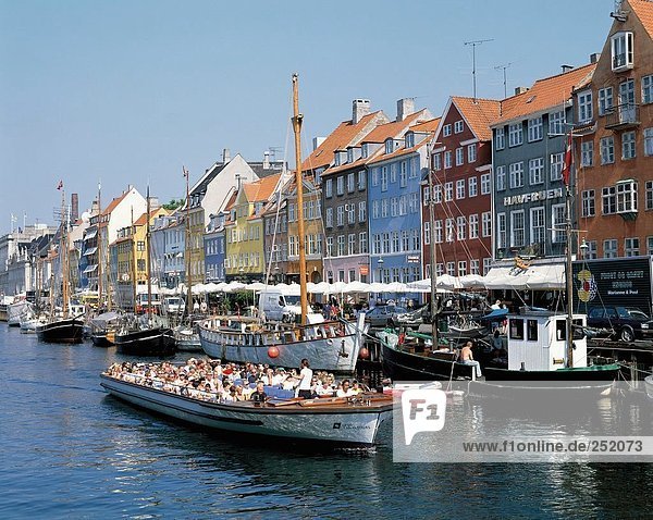 Farbaufnahme Farbe Helligkeit Europa Dänemark Schiff Kopenhagen Hauptstadt Nyhavn