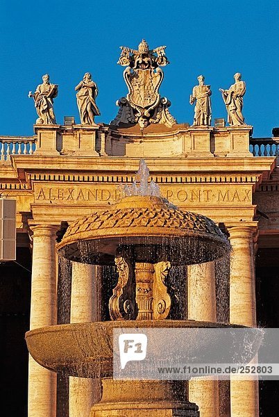 Brunnen vor Gebäude  Petersplatz  Vatikanstadt  Rom  Italien