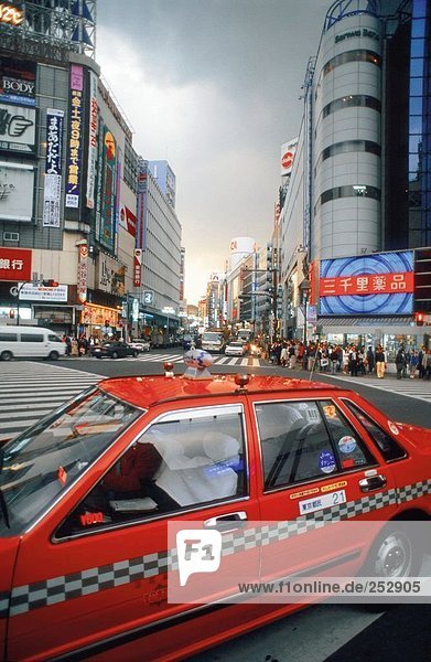 Taxi in der Stadt Road in Motion  Ginza  Präfektur Tokio  Japan