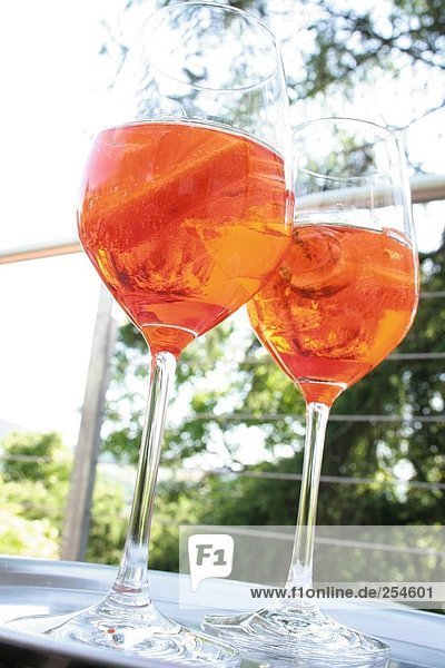 Nahaufnahme von zwei Gläsern cocktails