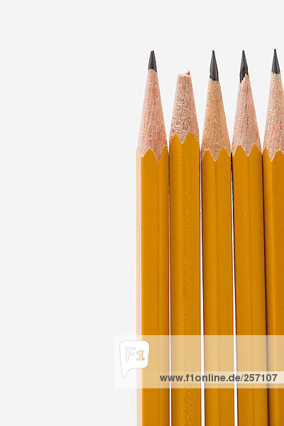 Ein zerbrochener Bleistift unter spitzen Bleistiften