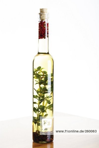 Flasche Olivenöl mit Kräutern und Gewürzen  Nahaufnahme