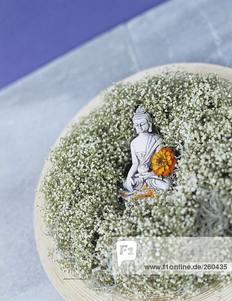 Buddha-Figur  eingebettet in den Atem des Babys.