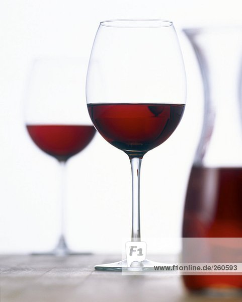 Gläser Rotwein und Karaffe