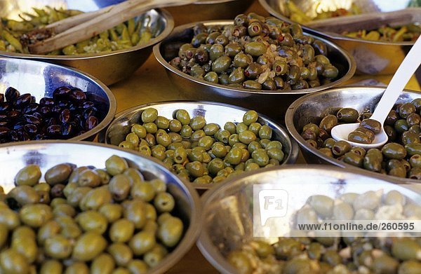 Verschiedene Oliven in Schalen  erhöhte Ansicht  Nahaufnahme