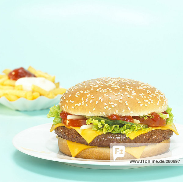 Cheeseburger mit Pommes frites  Schwerpunkt Hamburger  Nahaufnahme