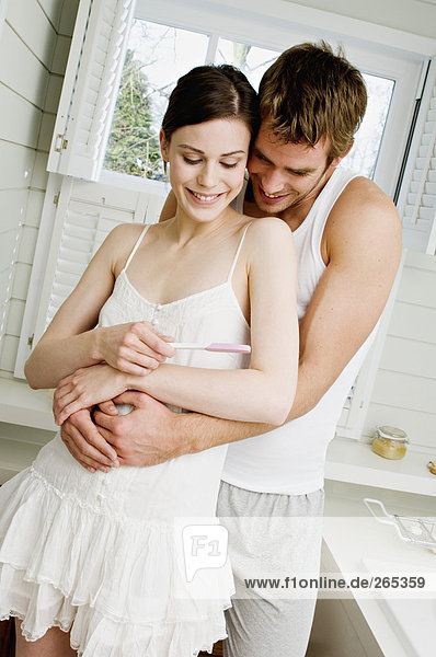 Paar mit Schwangerschaftstest