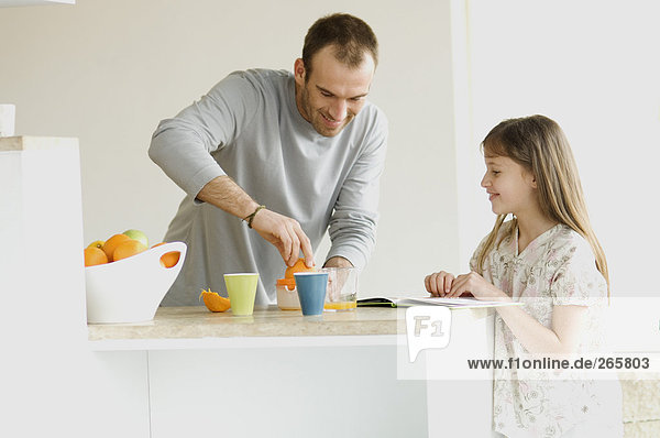 Vater und Tochter in der Küche