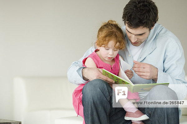 Vater und Tochter lesen zu Hause