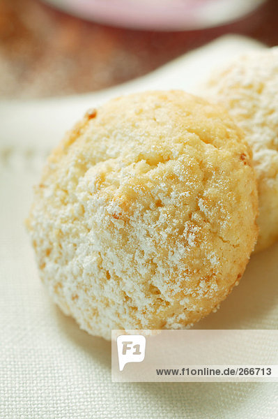 Amaretti mit Puderzucker (Nahaufnahme)