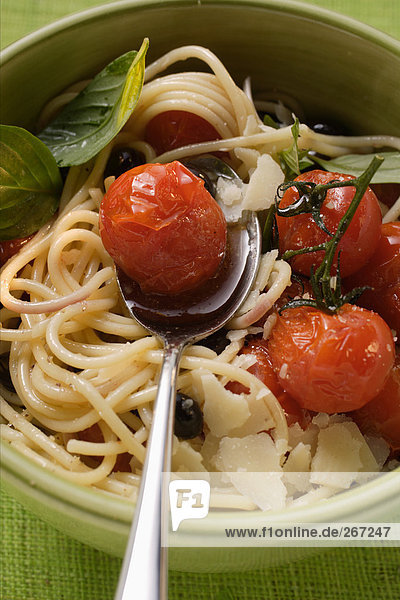 Spaghetti mit Kirschtomaten  Oliven und Parmesanspänen