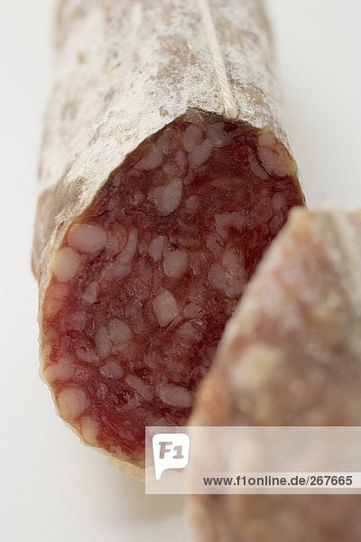 Italienische Salami angeschnitten