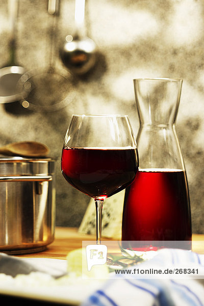 Rotwein in Glas und Karaffe