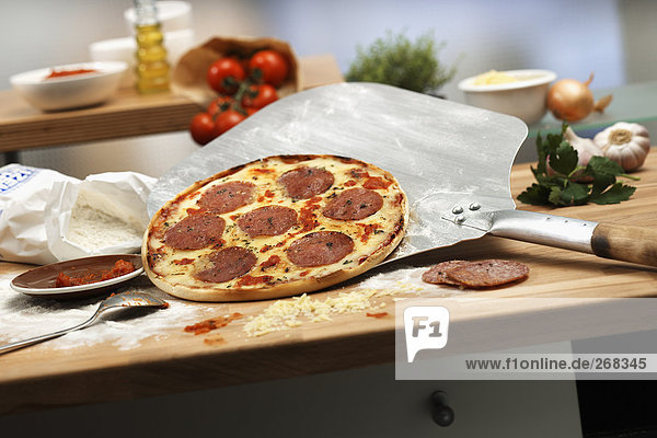 Salamipizza mit Pizzaschieber