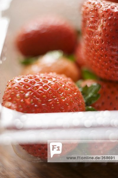 Erdbeeren in Plastikschale