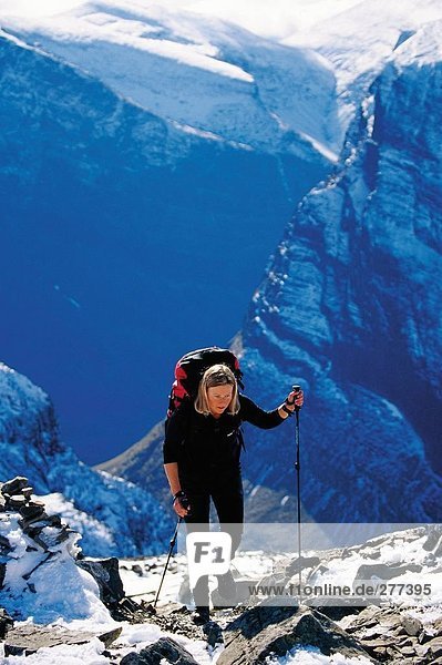 Eine Wandern Frau mit Bergen im Hintergrund.