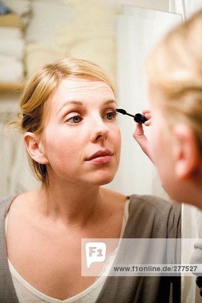 Eine Frau auf Make-up.