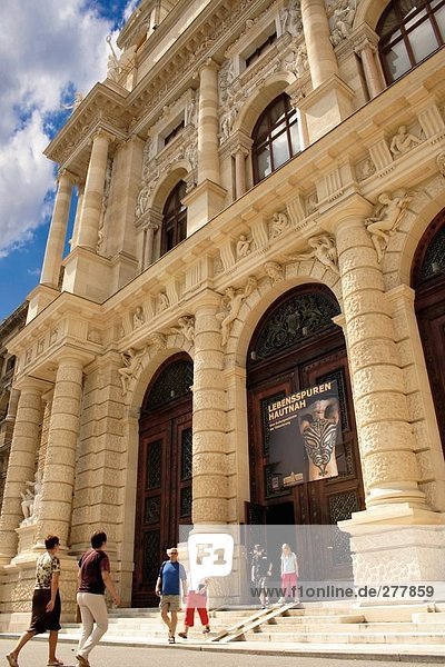 Touristen am Eingang des Museums  Wien  Österreich