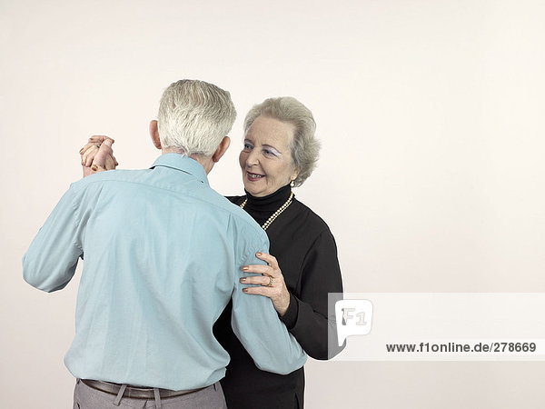 Senior Paare tanzen