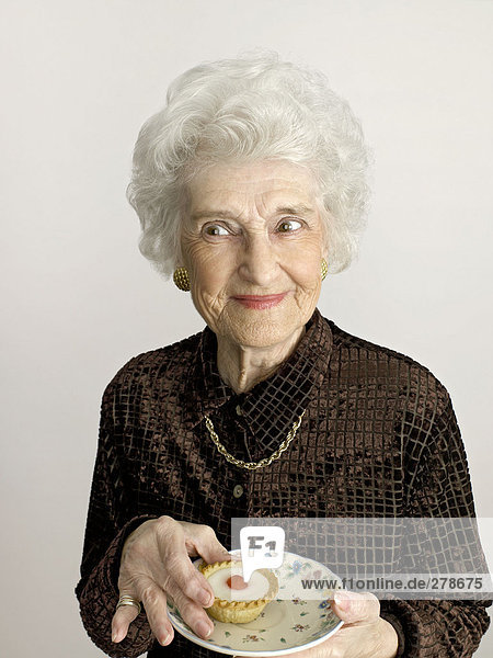 Seniorin mit Kirschkuchenkuchen