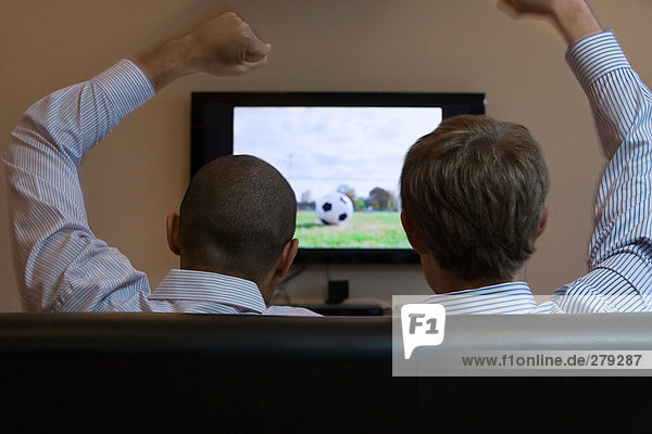 Männer schauen Fußball im Fernsehen