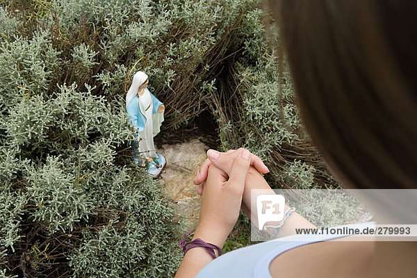 Gebet durch Statue der Jungfrau Maria