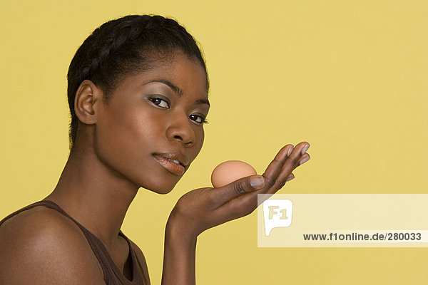 Junge Frau mit einem Ei
