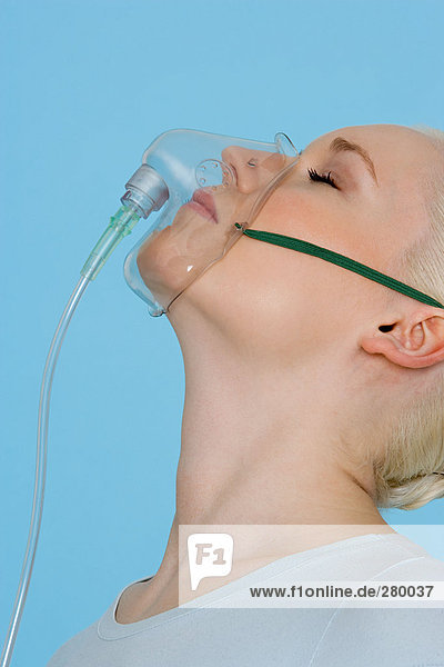 Junge Frau mit Sauerstoffmaske