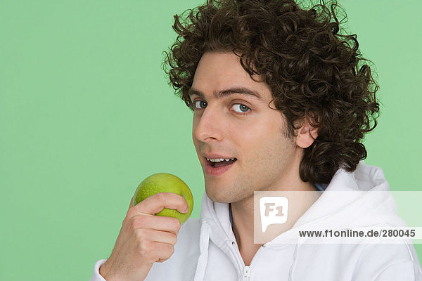 Junger Mann mit einem Apfel