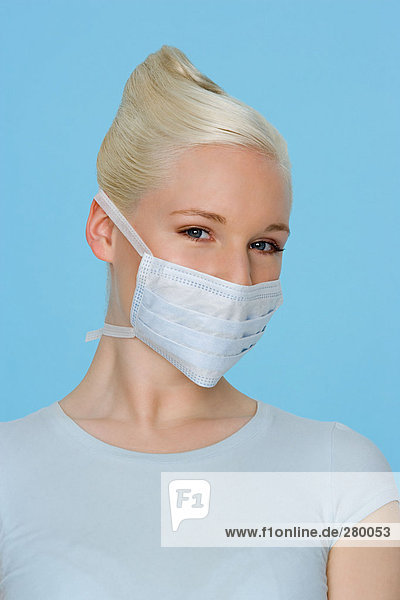 Junge Frau mit chirurgischer Maske