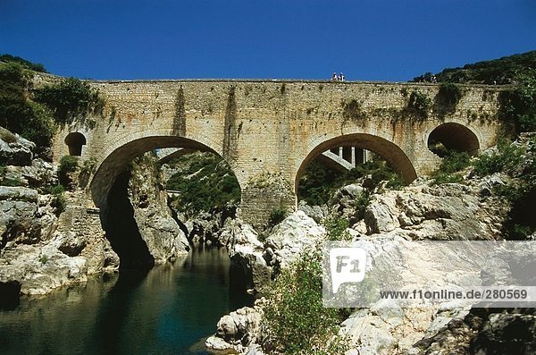 Bogenbrücke über den Fluss  Pont Du Diable  Cevennes  Herault  Hérault  Languedoc-Roussillon  Frankreich