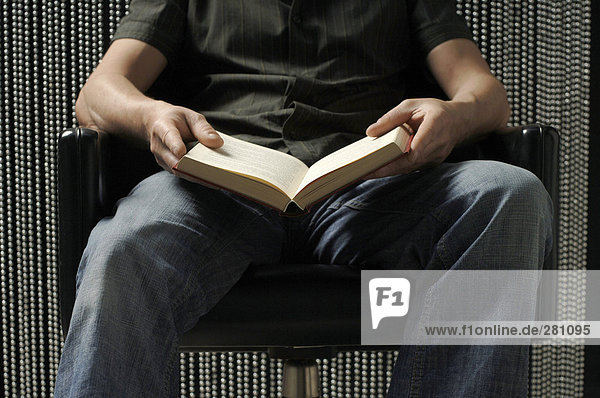 Mann sitzend mit Buch  Mittelteil