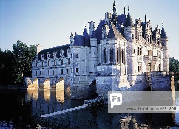 Burg umgeben von Wasser  Château De Chenonceau  Indre-Et-Loire  Frankreich