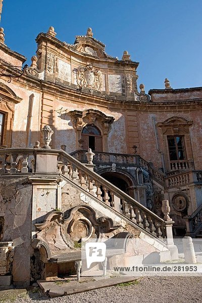 Fassade der Villa  Villa Palagonia  Sizilien  Italien