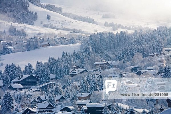 Erhöhte Ansicht des Chalets im Schnee  Megeve  Haute-Savoie  Rhône-Alpes  Frankreich